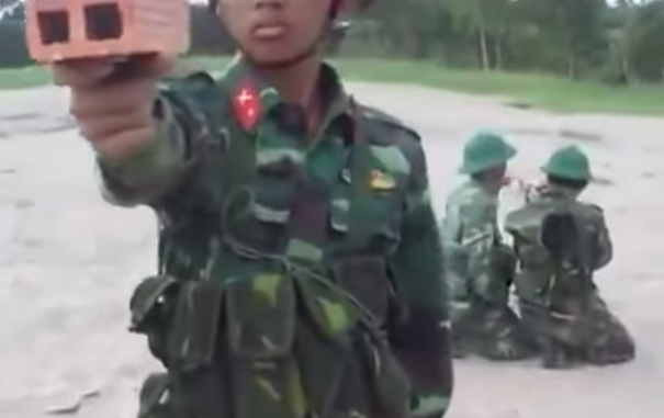 تدريبات عسكرية للجيش الفيتنامي