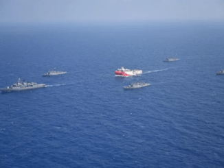سفينة تركية تحرسها قطع حربية (وكالة الأناضول)