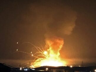 تظهر هذه الصور التي التقطت واستلمت من مستخدم تويتر saleh_monther في وقت مبكر من يوم 11 سبتمبر 2020، انفجارًا في مستودع عسكري في مدينة الزرقاء، على بعد 25 كيلومترًا (15 ميلًا) شرق العاصمة عمان (AFP)