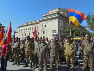 عناصر الجيش ومتطوعون يحتشدون في يرفان عاصمة أرمينيا في وقت أعلنت فيه البلاد التعبئة العامة