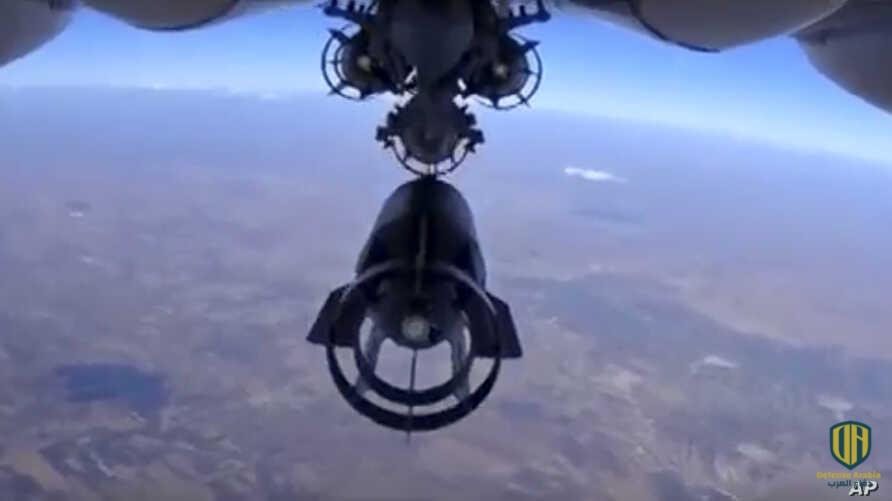 في هذه الصورة مأخوذة من اللقطات المأخوذة من موقع الويب الرسمي لوزارة الدفاع الروسية يوم الاثنين 5 أكتوبر 2015 ، تم إطلاق قنبلة من مقاتلة روسية من طراز Su-24M في سوريا.