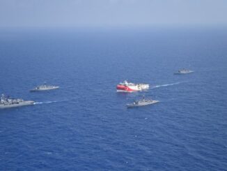 سفينة عروج ريس التركية ترافقها سفن تابعة للبحرية التركية أثناء إبحارها في البحر الأبيض المتوسط يوم 10 أغسطس