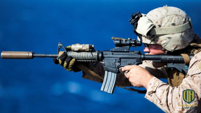 جندي أميركي يحمل بندقية M4