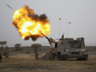 المدفعية السعودية أثناء إطلاق قذائف باتجاه المواقع الحوثية في اليمن (رويترز)