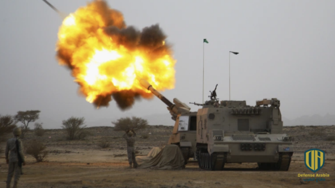 المدفعية السعودية أثناء إطلاق قذائف باتجاه المواقع الحوثية في اليمن (رويترز)