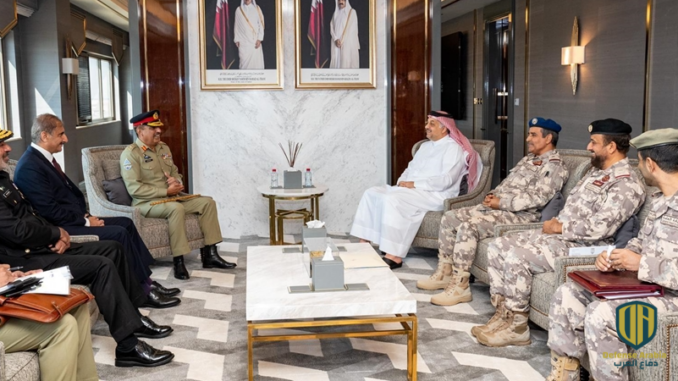 خلال لقاء وزير دفاع قطر خالد بن محمد العطية، مع رئيس هيئة الأركان المشتركة الباكستاني نديم رضا - وكالة الأناضول