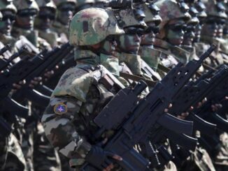 جنود كوريون شماليون يمتشقون "تايب 88" في عرض عسكري سابق