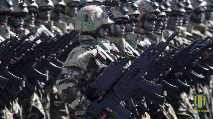 جنود كوريون شماليون يمتشقون "تايب 88" في عرض عسكري سابق