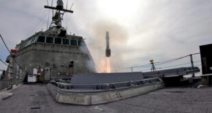 إطلاق صاروخ Longbow Hellfire من سفينة قتالية ساحلية LCS يطير باتجاه هدف الاختبار أثناء حزمة مهام الحرب السطحية ،​