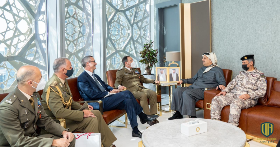 وزير دفاع قطر خالد بن محمد العطية، مع رئيس أركان القوات البرية للجيش الإيطالي، سلفاتور فارينا