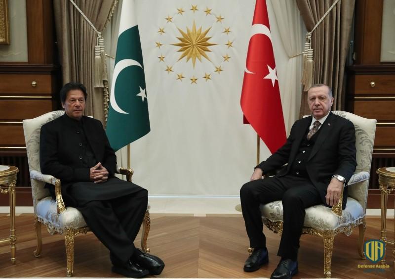 الرئيس التركي رجب طيب أردوغان ورئيس الوزراء الباكستاني عمران خان