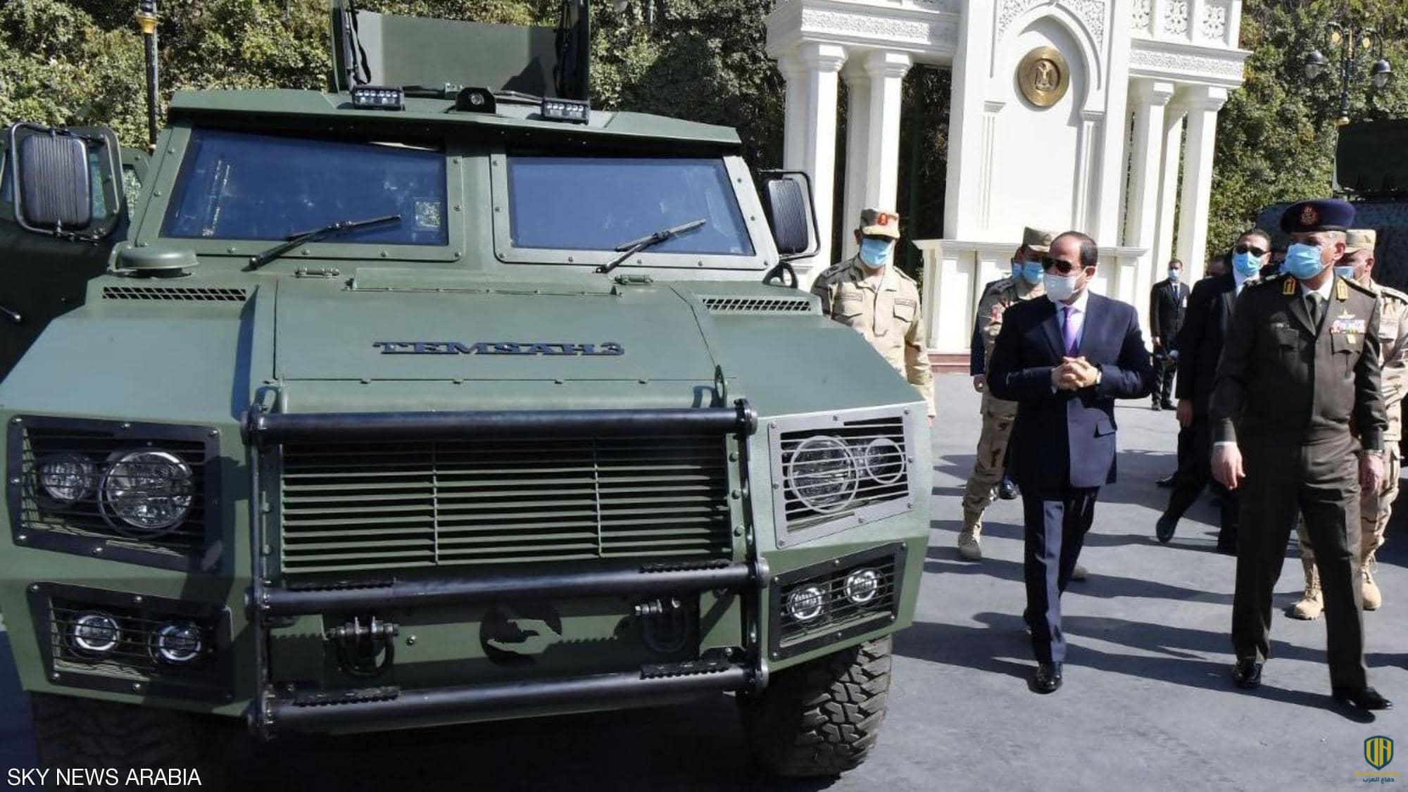 الرئيس المصري، عبد الفتاح السيسي يتفقد المركبات المدرعة