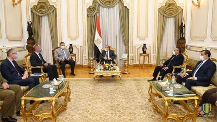 وزير الإنتاج الحربي المصري يبحث مع السفير البولندي