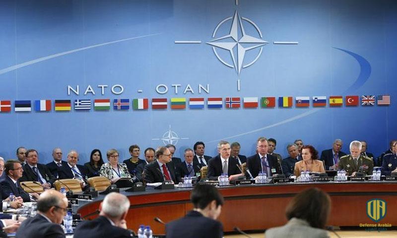 الأمين العام لحلف الناتو ينس ستولتنبرغ (C) يخاطب اجتماع وزراء دفاع الناتو في مقر الحلف في بروكسل في 10 شباط 2016 (رويترز)