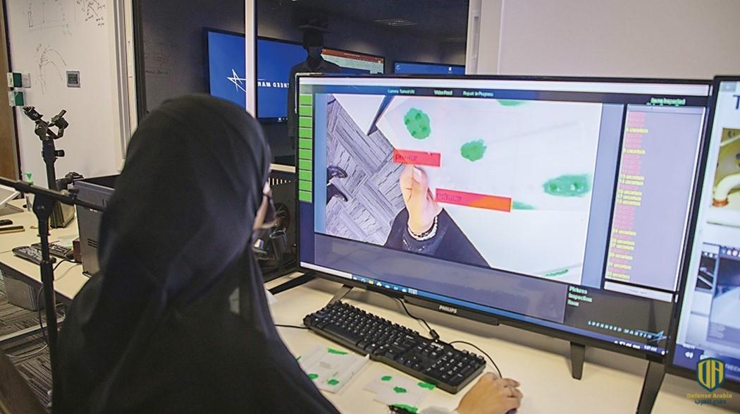 المتدربون في لوكهيد مارتن في الإمارات يستعرضون خوارزمية مبنية على الذكاء الاصطناعي (لوكهيد مارتن)