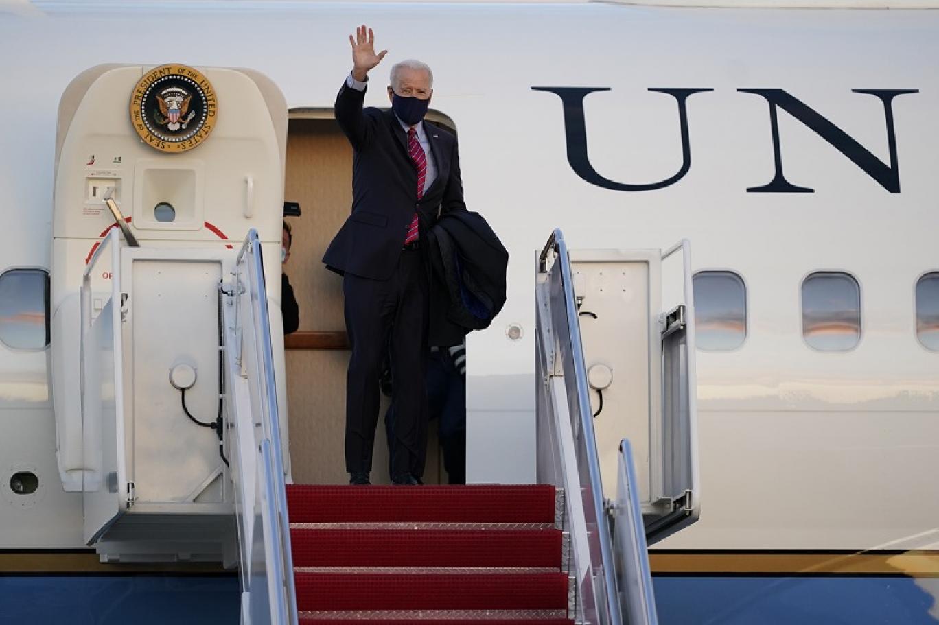 الرئيس الأميركي جو بايدن يصعد إلى الطائرة الرئاسية "إير فورس وان" في قاعدة أندروز الجوية (أ ب)