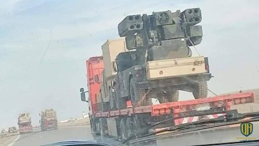 شاحنة على الطريق بين مدينة الرمادي العراقية والحدود السورية تظهر أنظمة دفاع جوي قصيرة المدى من طراز "Avenger"