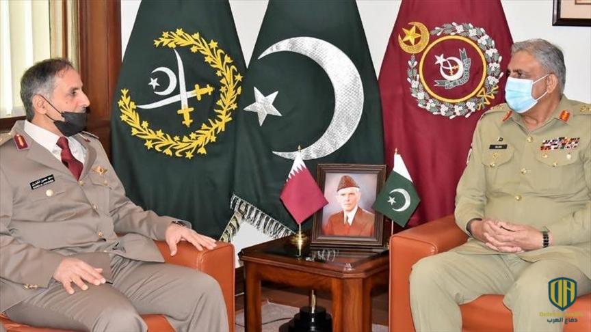 قائد القوات البرية القطري سعيد حصين الخيارين، مع رئيس الأركان الباكستاني قمر جاويد باجوا