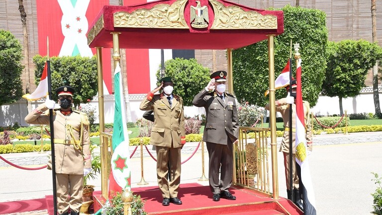 رئيس أركان حرب القوات المصرية يلتقى رئيس قوات الدفاع الوطني البوروندي
