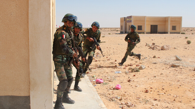 عناصر من الجيش المصري يتدربون على تنفيذ عملية عسكرية