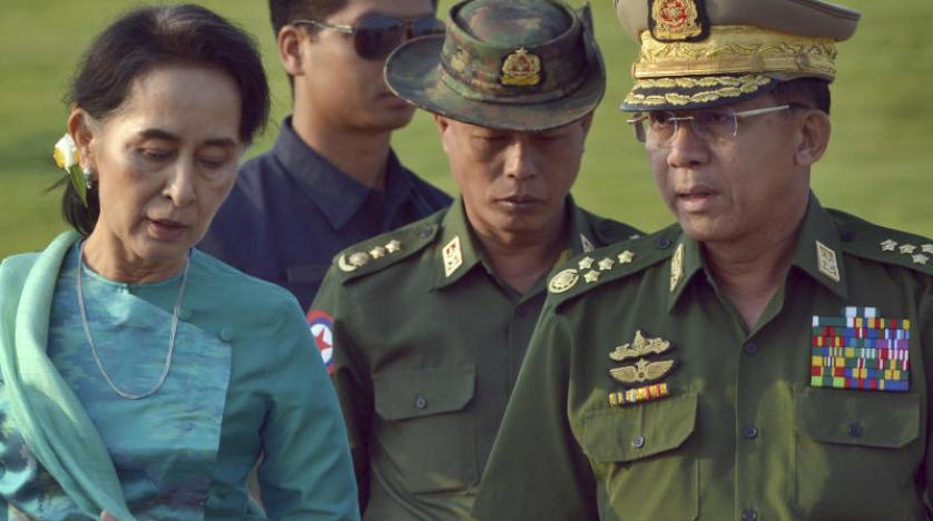رئيسة الحكومة في بورما أونغ سان سو كي (يسار) تسير مع القائد العام لجيش ميانمار الجنرال مين أونغ هلينغ في نايبيتاو (أ.ب)