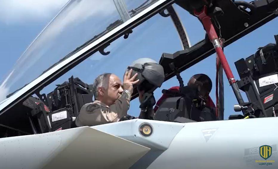 د. خالد العطية يقوم بتجربة الطائرة المقاتلة أبابيل