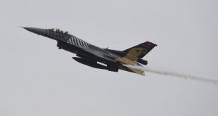 طيار تركي يُلوّح من من طائرة F-16 Fighting Falcon (AFP)