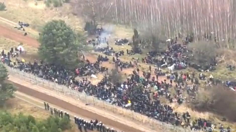 آلاف اللاجئين يحاولون اقتحام الحدود البولندية من بيلاروسيا، والشرطة البولندية تحاول صدهم