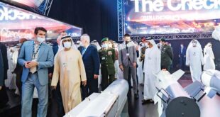 رئيس الوزراء الإماراتي محمد بن زايد بن سلطان آل نهيان يتفحص مقاتلة Checkmate في معرض دبي للطيران 2021