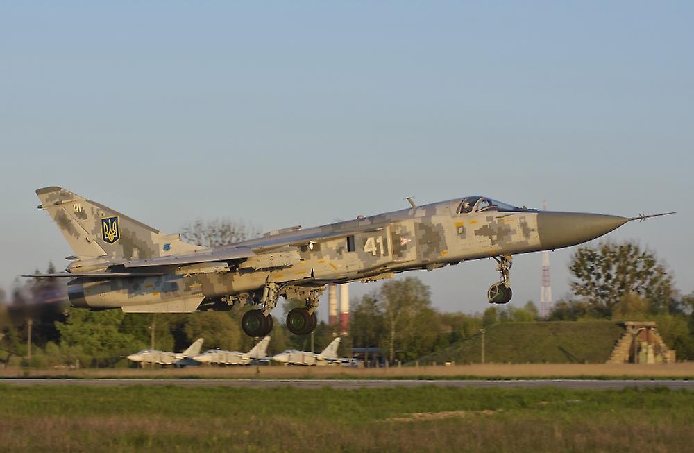 سو-24 طائرة تقلع من قاعدة جوية, أوكرانيا لوتسك