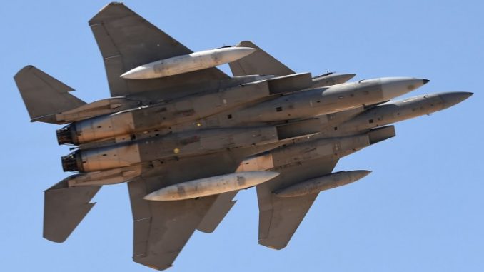 مقاتلتا "أف-15 أس أيه" (F-15SA) تابعتان لسلاح الجو السعودي خلال عرض عسكري بمناسبة الذكرى الخمسين لإنشاء أكاديمية الملك فيصل الجوية في قاعدة الملك سلمان الجوية في الرياض في 25 كانون الثاني/يناير 2017 (AFP)