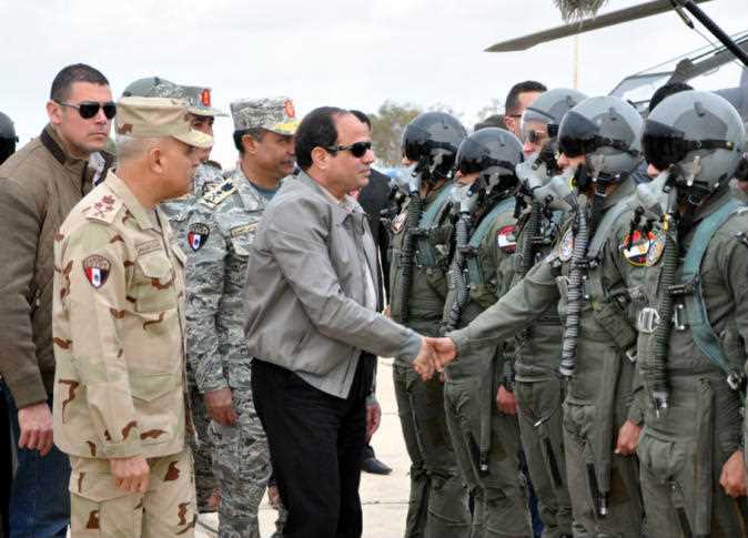 الرئيس السيسي يتفقد المنطقة الغربية العسكرية
