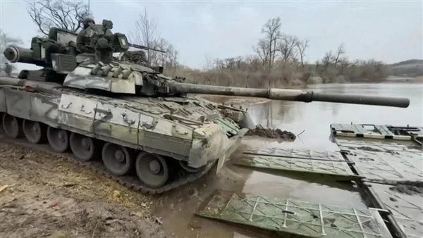 دبابات روسية تعبر نهراً في أوكرانيا