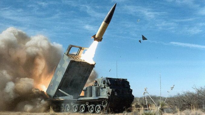 صاروخ أتاكمز يتم إطلاقه من راجمة صواريخ أم 270