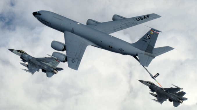 ناقلة KC-135