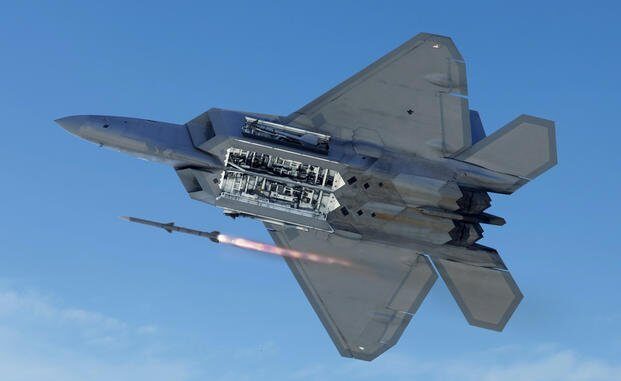 طائرة مقاتلة من طراز "إف 22"