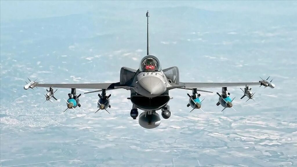 مقاتلة "إف-16" تركية