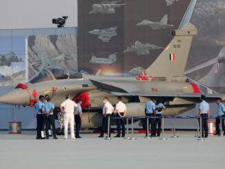 الزوار في أثناء تفقدهم طائرة مقاتلة تابعة للقوات الجوية الهندية" HAL Tejas Mk1" خلال عرض يوم القوات الجوية في محطة هندون الجوية في غازي أباد، أوتار براديش، الهند المصدر: بلومبرغ