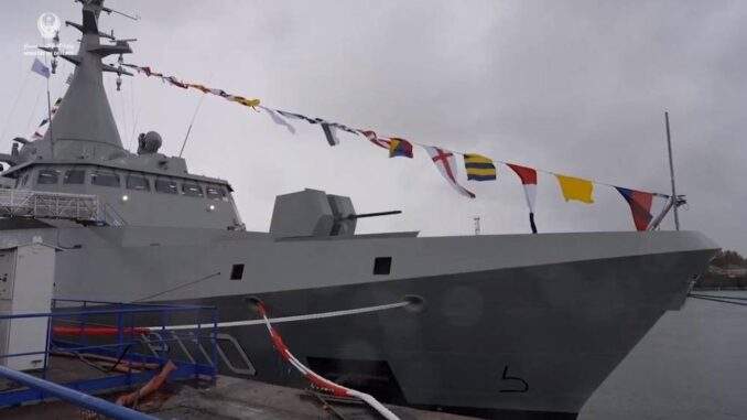القوات البحرية الإماراتية تتسلم الكورفيت الأول «بني ياس» من «نافال» الفرنسية