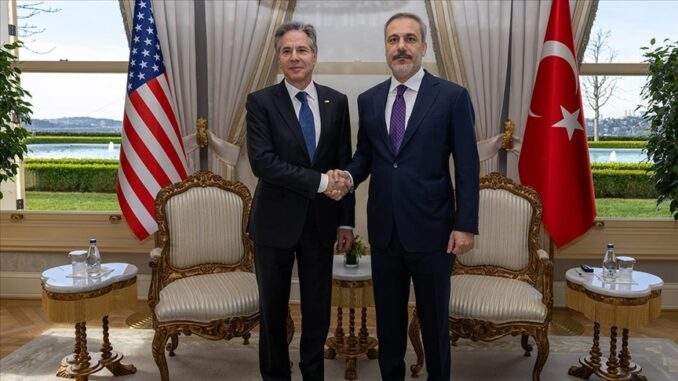 وزير الخارجية التركي هاكان فيدان خلال لقاء مع وزير الخارجية الأمريكي أنتوني بلينكن في إسطنبول