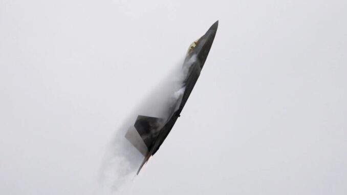 المقاتلة الشبح الأمريكية F-22