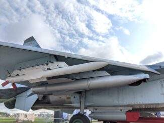 صاروخ R-37M بجوار صاروخ R-77 أصغر حجمًا تحت جناح طائرة مقاتلة من طراز Su-35S (المعروفة سابقًا باسم "51 red")، 2019. حقوق الصورة: ميخايلو زيرديف