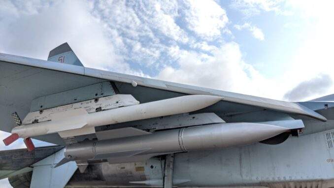 صاروخ R-37M بجوار صاروخ R-77 أصغر حجمًا تحت جناح طائرة مقاتلة من طراز Su-35S (المعروفة سابقًا باسم "51 red")، 2019. حقوق الصورة: ميخايلو زيرديف