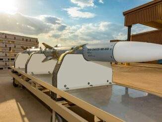 صاروخ جو-جو متوسط المدى من طراز AIM-120C-8 AMRAAM