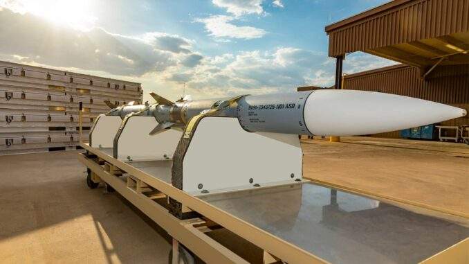 صاروخ جو-جو متوسط المدى من طراز AIM-120C-8 AMRAAM