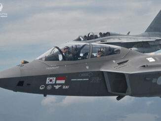 مسؤولون دفاعيون من كوريا الجنوبية والإمارات العربية المتحدة على متن المقاتلة المتقدمة KF-21 Boramae
