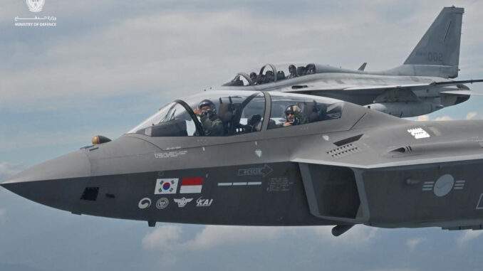 مسؤولون دفاعيون من كوريا الجنوبية والإمارات العربية المتحدة على متن المقاتلة المتقدمة KF-21 Boramae