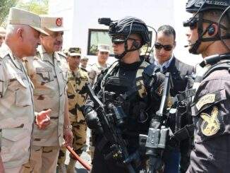 وزير الدفاع المصري الفريق أول عبد المجيد صقر خلال لقائه مقاتلين من القوات الخاصة.