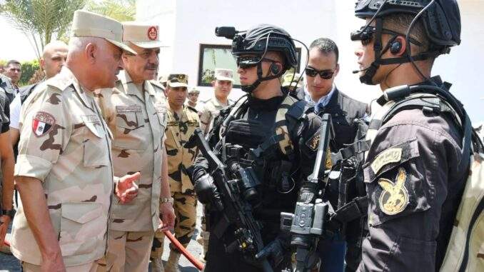 وزير الدفاع المصري الفريق أول عبد المجيد صقر خلال لقائه مقاتلين من القوات الخاصة.