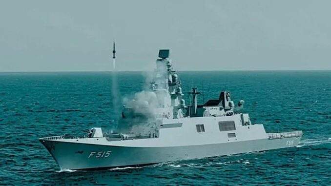 إطلاق صاروخ HiSAR-D من فرقاطة TCG Istanbul تركية الصنع